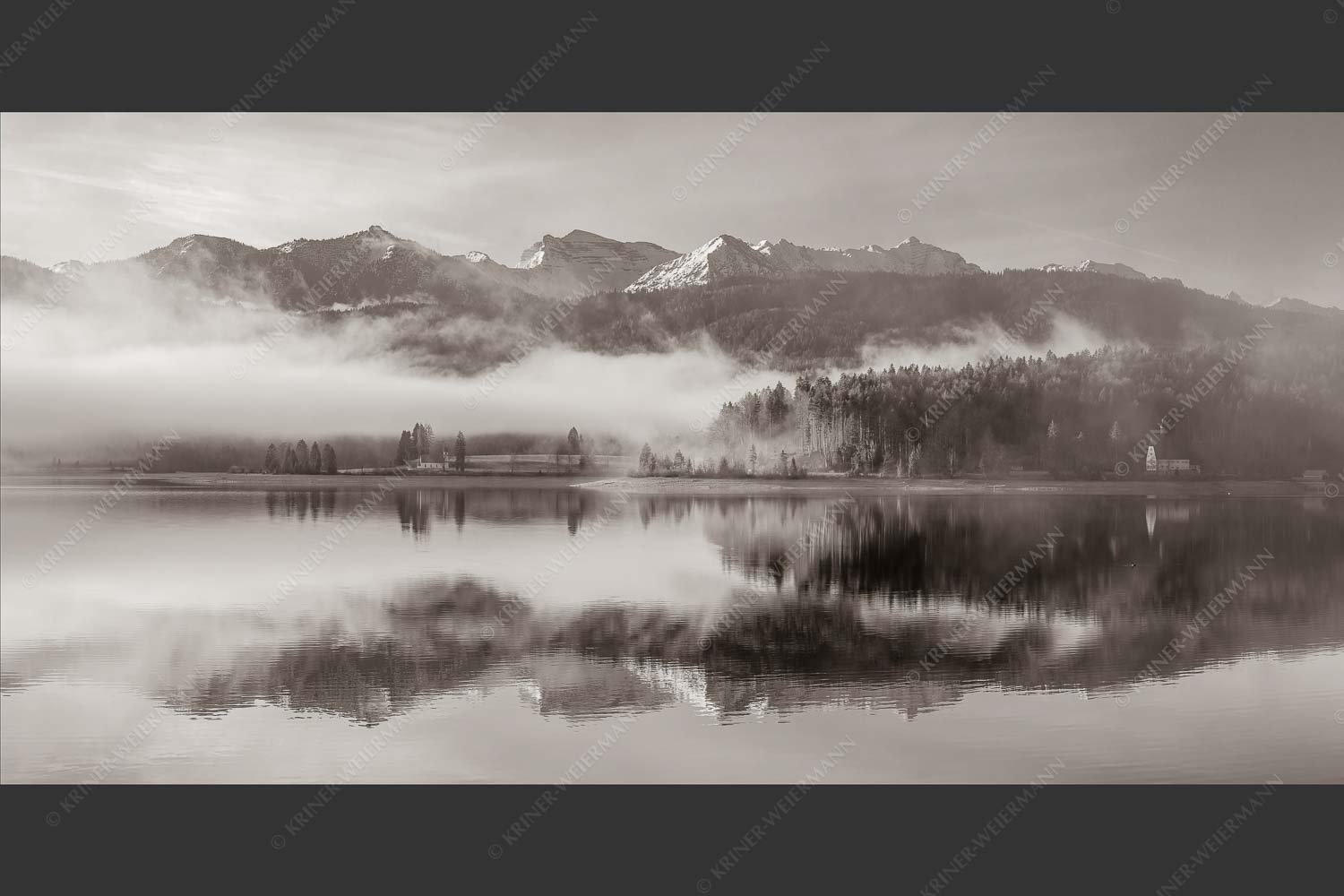 Wie verzaubert liegt die Halbinsel Zwergern im Walchensee mit Soiernblick - Heimatsymphonie 2:1 sepia -- Walchensee mit Soierngebirge - mehr Infos bei www.Kriner-Weiermann.de