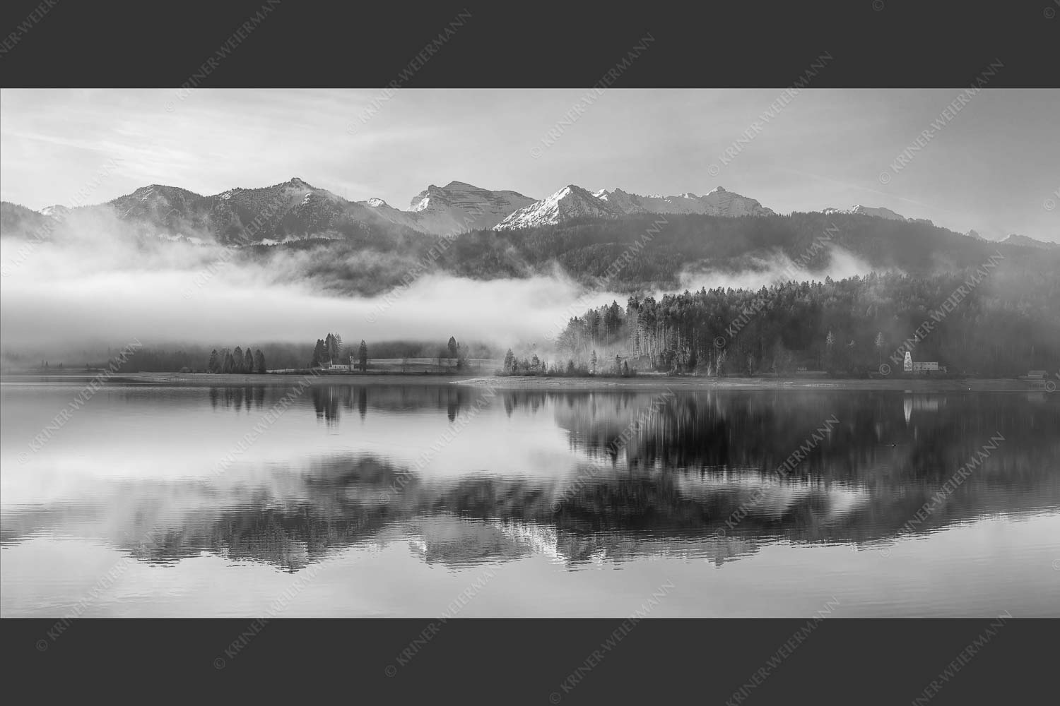 Wie verzaubert liegt die Halbinsel Zwergern im Walchensee mit Soiernblick - Heimatsymphonie 2:1 sw -- Walchensee mit Soierngebirge - mehr Infos bei www.Kriner-Weiermann.de