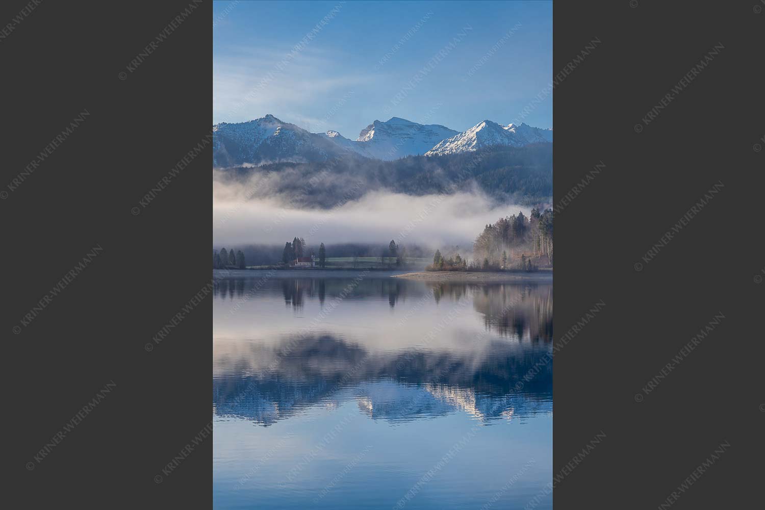 Wie verzaubert liegt die Halbinsel Zwergern im Walchensee mit Soiernblick - Heimatsymphonie 2:3  -- Walchensee mit Soierngebirge - mehr Infos bei www.Kriner-Weiermann.de