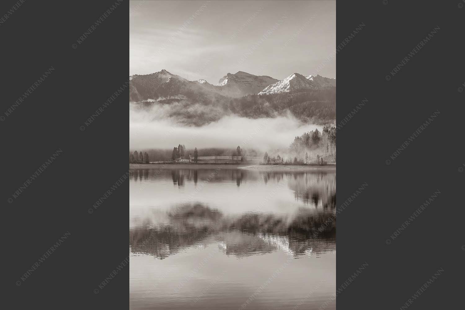 Wie verzaubert liegt die Halbinsel Zwergern im Walchensee mit Soiernblick - Heimatsymphonie 2:3 sepia -- Walchensee mit Soierngebirge - mehr Infos bei www.Kriner-Weiermann.de