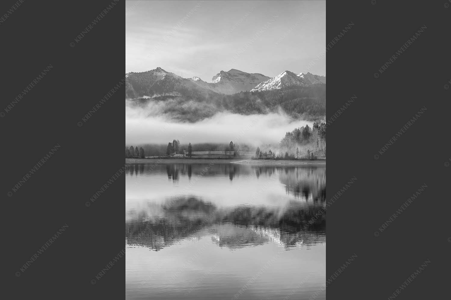 Wie verzaubert liegt die Halbinsel Zwergern im Walchensee mit Soiernblick - Heimatsymphonie 2:3 sw -- Walchensee mit Soierngebirge - mehr Infos bei www.Kriner-Weiermann.de