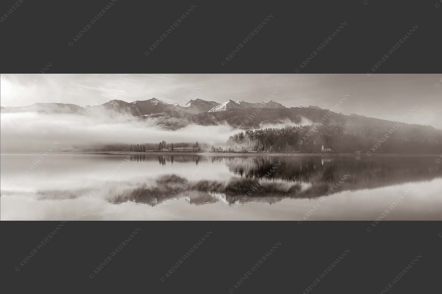 Wie verzaubert liegt die Halbinsel Zwergern im Walchensee mit Soiernblick - Heimatsymphonie 3:1 sepia -- Walchensee mit Soierngebirge - mehr Infos bei www.Kriner-Weiermann.de