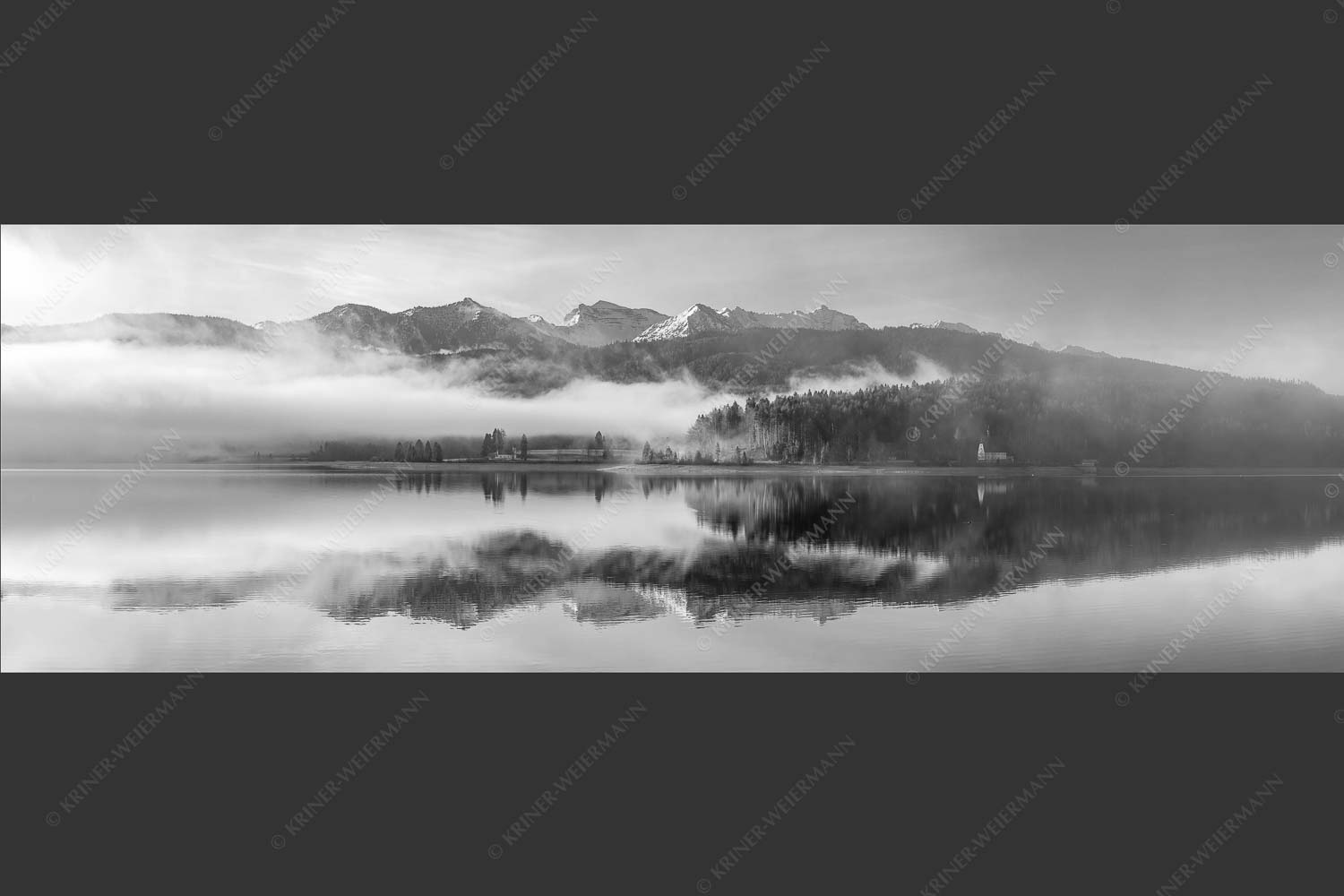 Wie verzaubert liegt die Halbinsel Zwergern im Walchensee mit Soiernblick - Heimatsymphonie 3:1 sw -- Walchensee mit Soierngebirge - mehr Infos bei www.Kriner-Weiermann.de