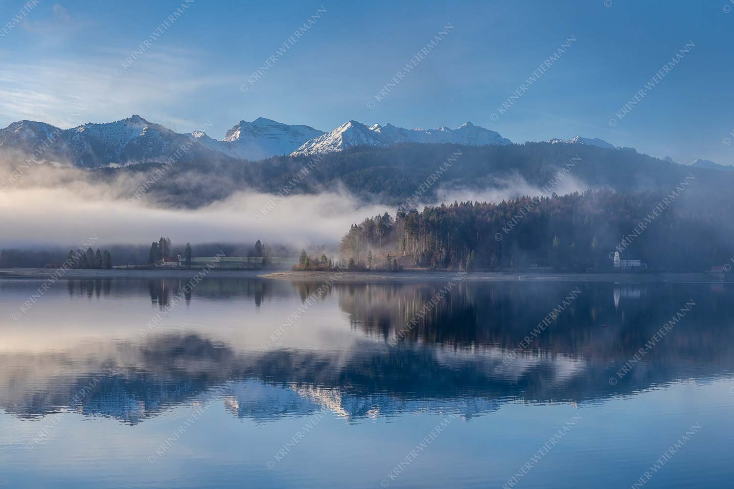 Wie verzaubert liegt die Halbinsel Zwergern im Walchensee mit Soiernblick - Heimatsymphonie 3:2  -- Walchensee mit Soierngebirge - mehr Infos bei www.Kriner-Weiermann.de