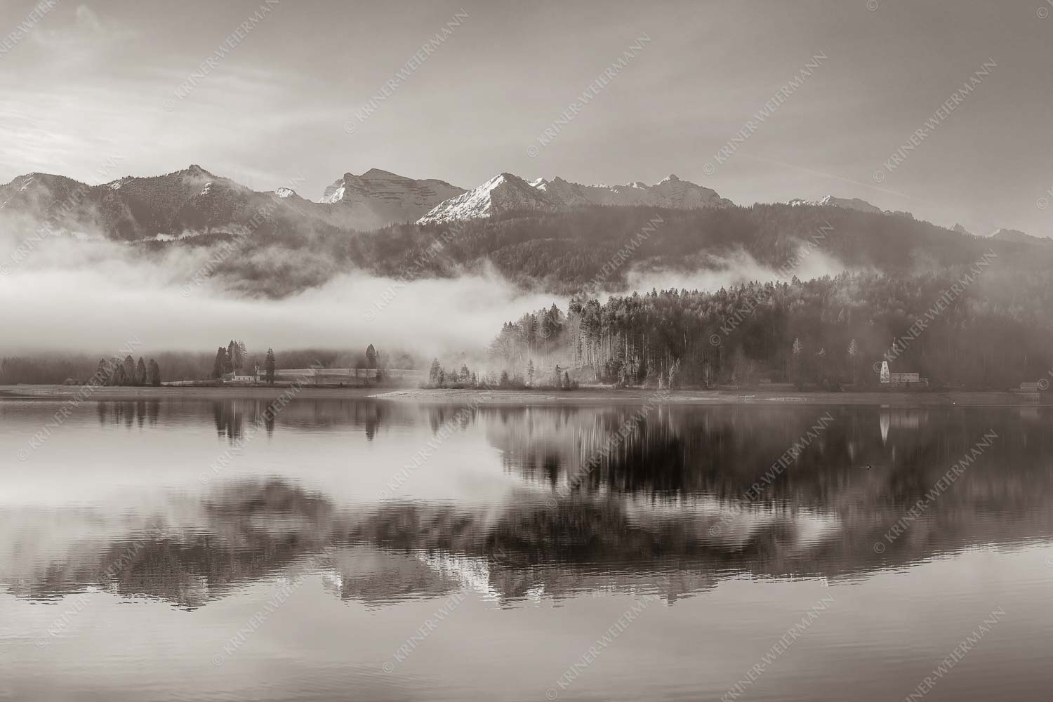 Wie verzaubert liegt die Halbinsel Zwergern im Walchensee mit Soiernblick - Heimatsymphonie 3:2 sepia -- Walchensee mit Soierngebirge - mehr Infos bei www.Kriner-Weiermann.de