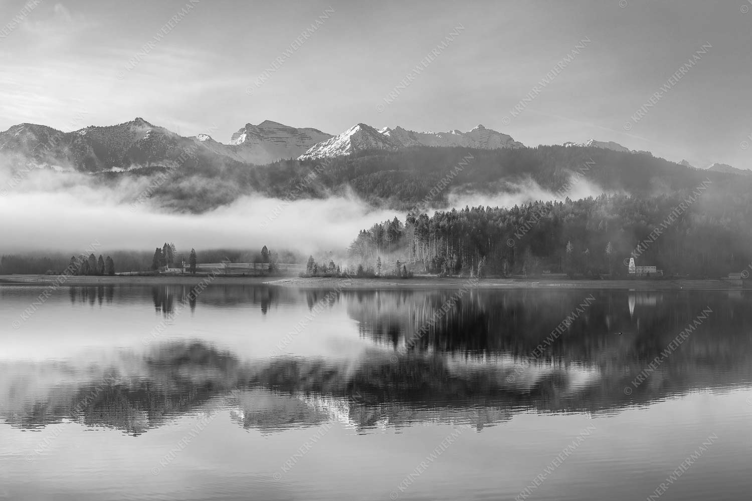 Wie verzaubert liegt die Halbinsel Zwergern im Walchensee mit Soiernblick - Heimatsymphonie 3:2 sw -- Walchensee mit Soierngebirge - mehr Infos bei www.Kriner-Weiermann.de