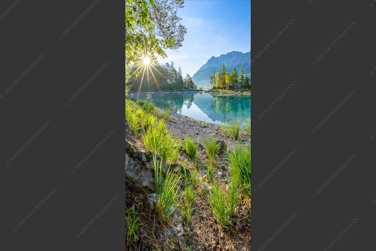 Blick über Eibsee zur Zugspitze im Wettersteingebirge - Heimliche Bucht 1:2  -- Sonnenaufgang am Eibsee mit Zugspitze - mehr Infos bei www.Kriner-Weiermann.de