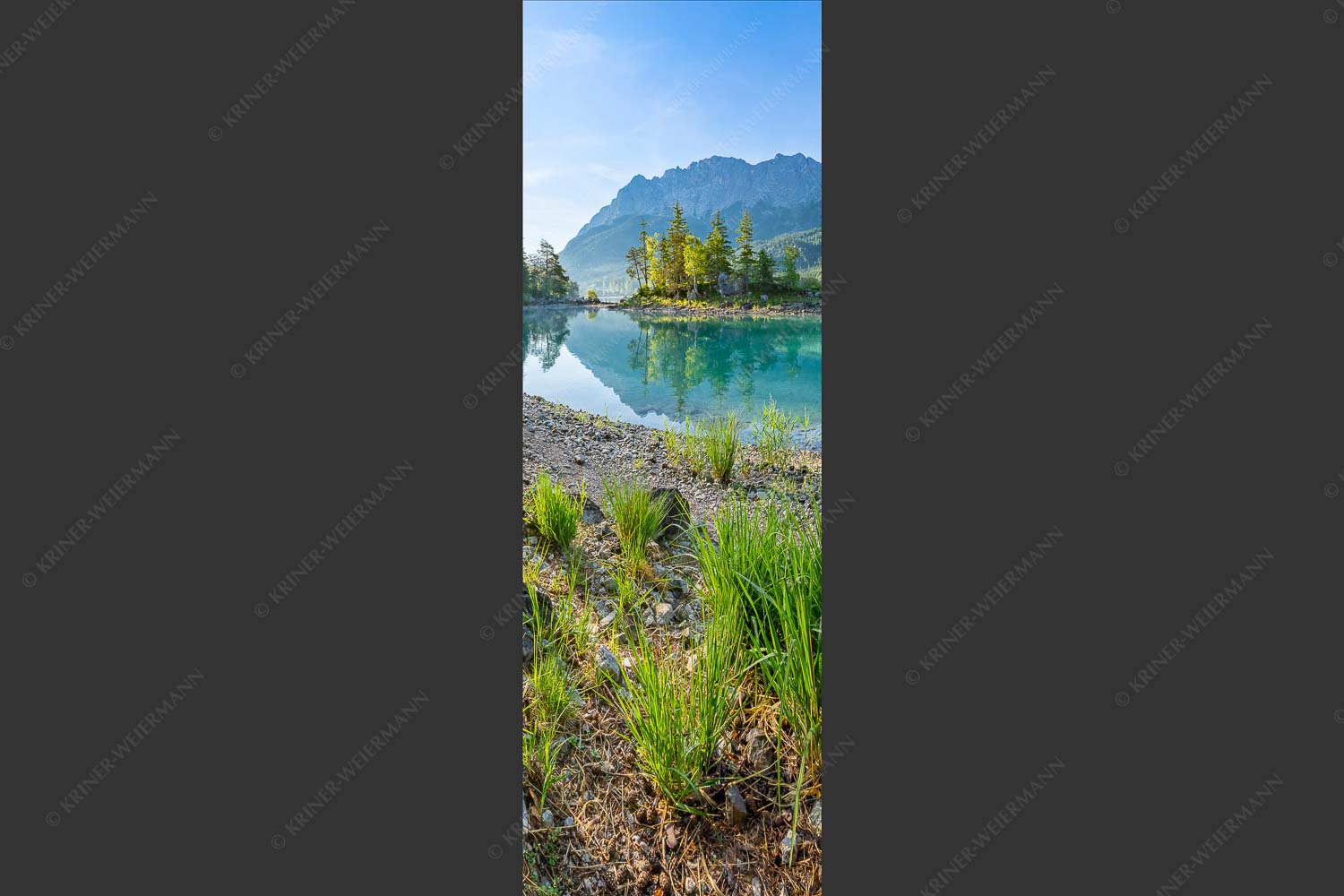 Blick über Eibsee zur Zugspitze im Wettersteingebirge - Heimliche Bucht 1:3  -- Sonnenaufgang am Eibsee mit Zugspitze - mehr Infos bei www.Kriner-Weiermann.de