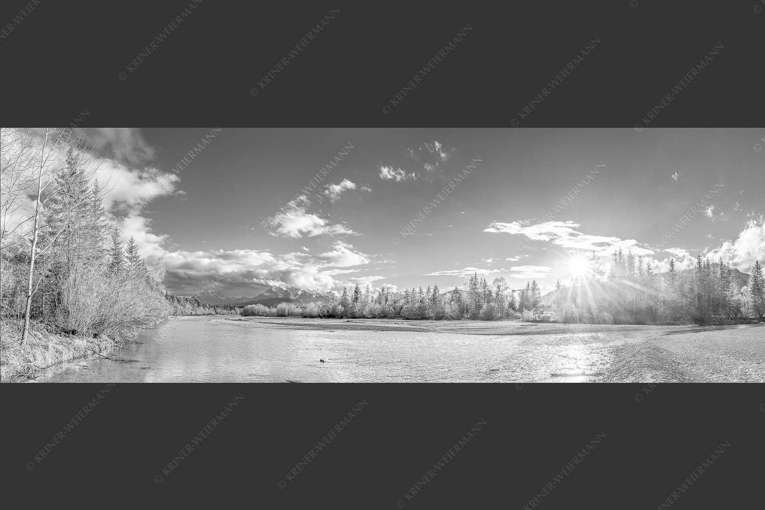 Blick über Isar zum Wetterstein und den Arnspitzen bei Sonnenuntergang - Heimliches Wahrzeichen II 3:1 sw -- Isar bei Wallgau mit Arnspitzen - mehr Infos bei www.Kriner-Weiermann.de