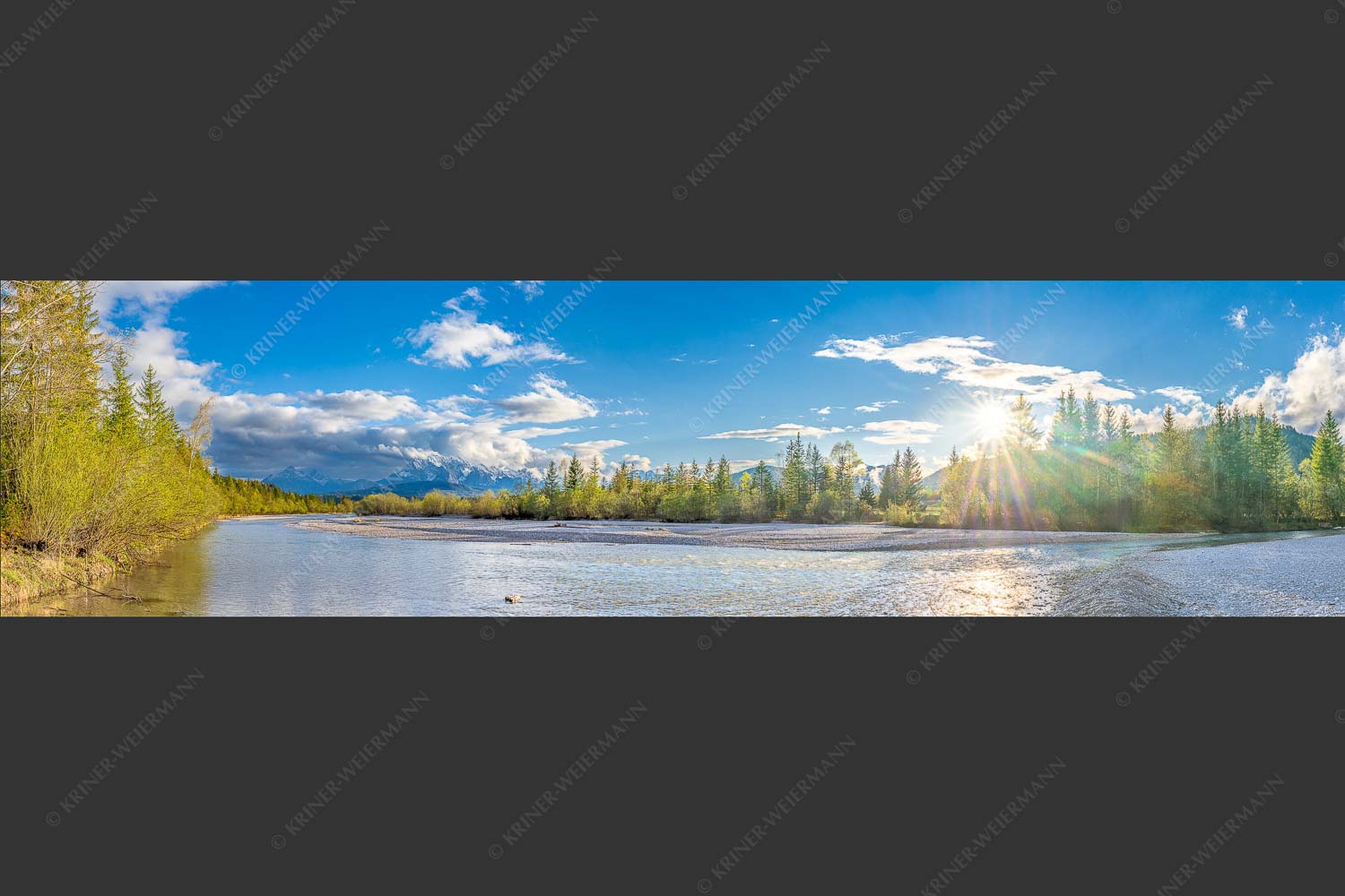 Blick über Isar zum Wetterstein und den Arnspitzen bei Sonnenuntergang - Heimliches Wahrzeichen II 4:1  -- Isar bei Wallgau mit Arnspitzen - mehr Infos bei www.Kriner-Weiermann.de