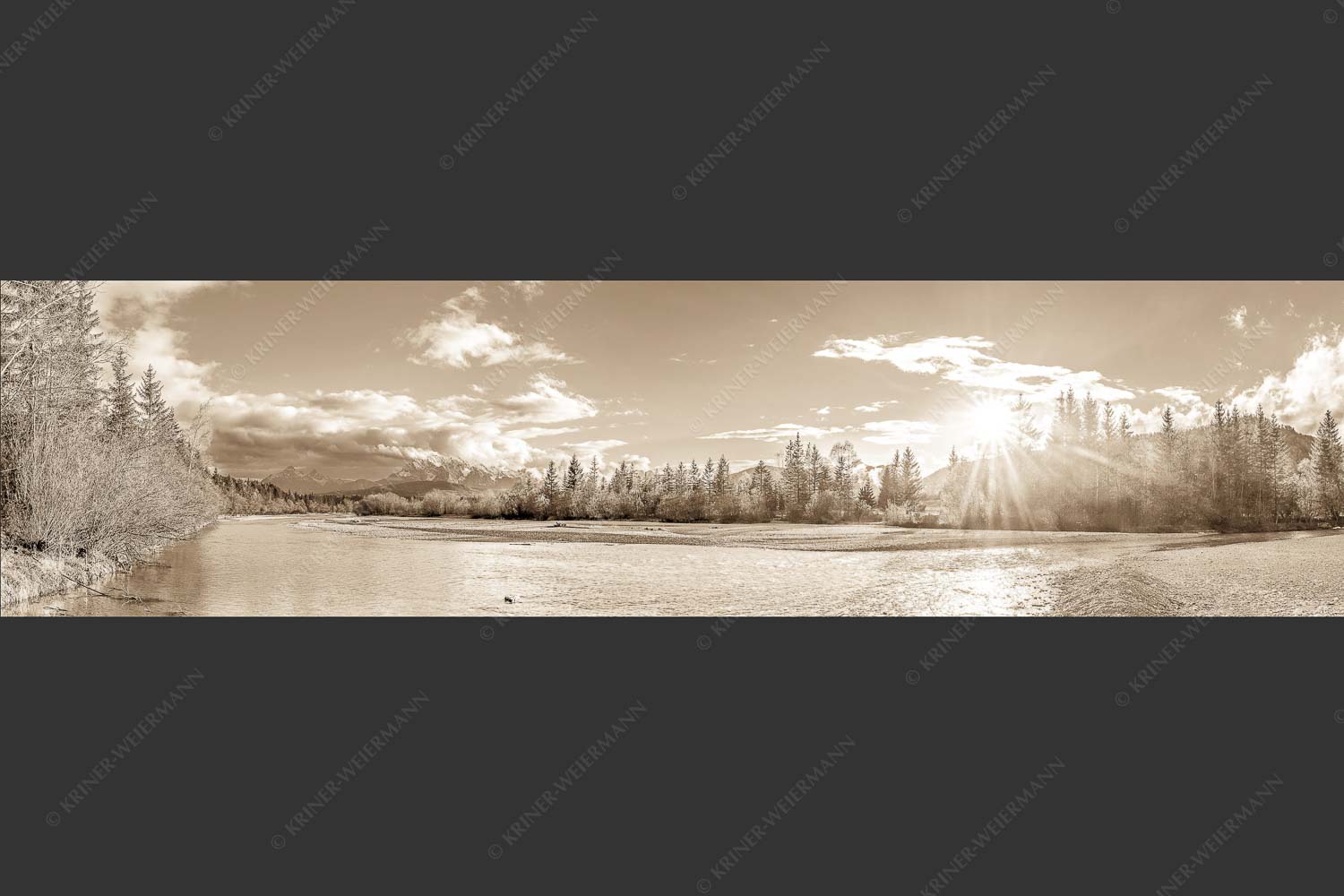 Blick über Isar zum Wetterstein und den Arnspitzen bei Sonnenuntergang - Heimliches Wahrzeichen II 4:1 sepia -- Isar bei Wallgau mit Arnspitzen - mehr Infos bei www.Kriner-Weiermann.de