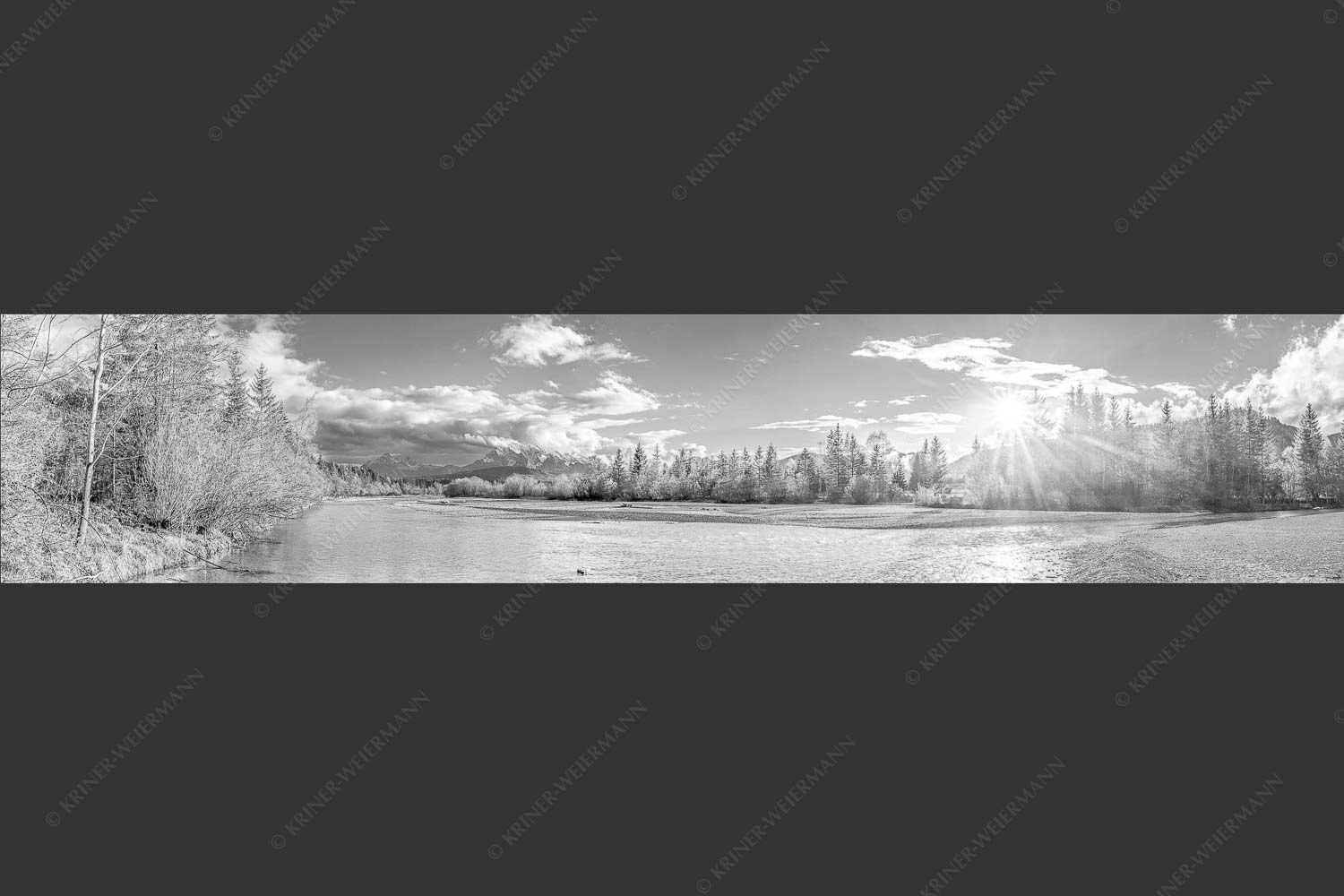 Blick über Isar zum Wetterstein und den Arnspitzen bei Sonnenuntergang - Heimliches Wahrzeichen II 5:1 sw -- Isar bei Wallgau mit Arnspitzen - mehr Infos bei www.Kriner-Weiermann.de