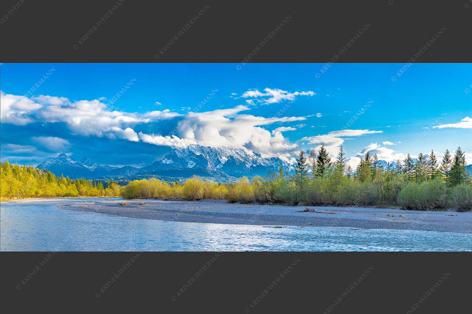 Blick über die Isar bei Wallgau zum Wettersteingebirge und den Arnspitzen - Heimliches Wahrzeichen III 2,5:1  -- Isar mit Arnspitzen - mehr Infos bei www.Kriner-Weiermann.de
