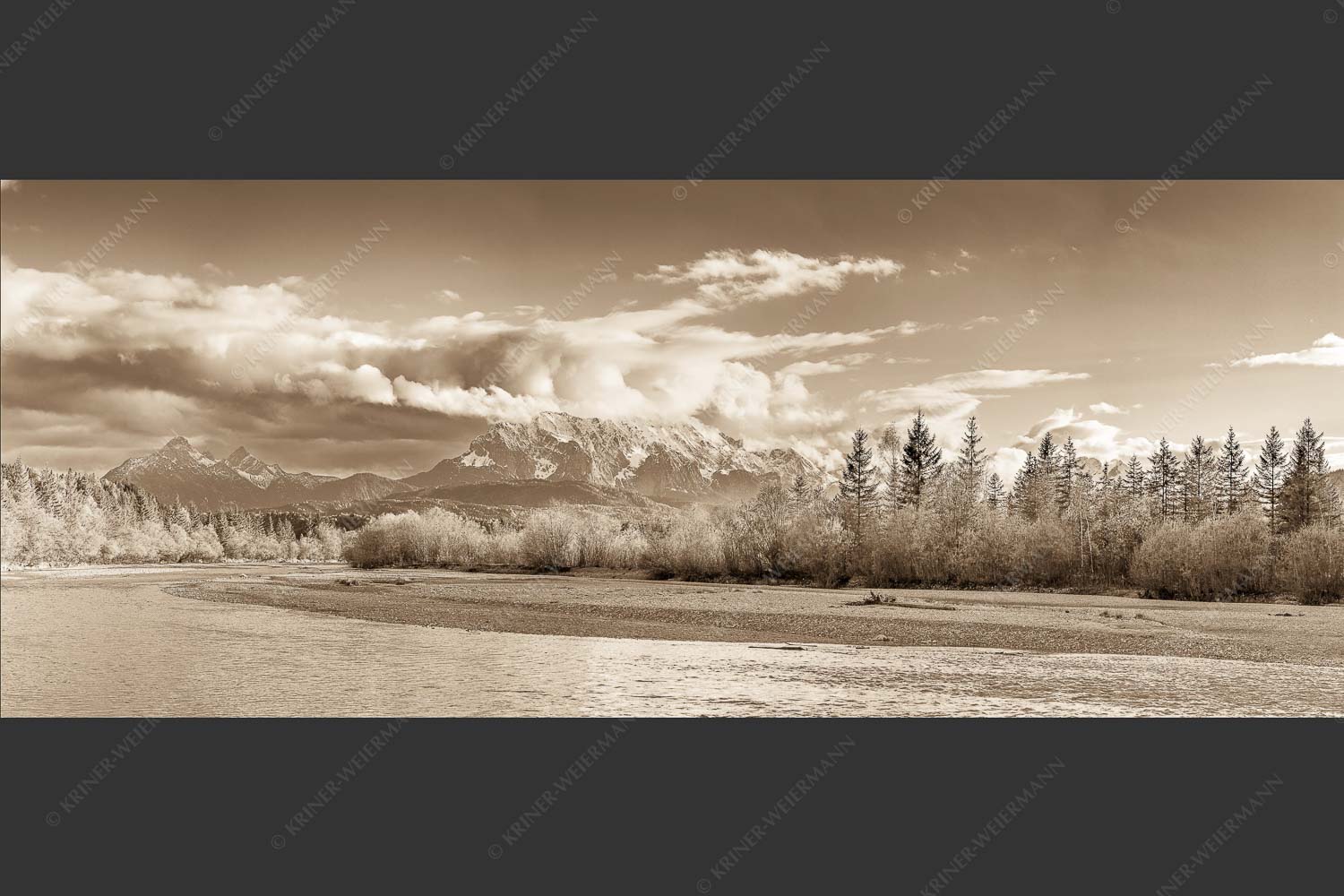 Blick über die Isar bei Wallgau zum Wettersteingebirge und den Arnspitzen - Heimliches Wahrzeichen III 2,5:1 sepia -- Isar mit Arnspitzen - mehr Infos bei www.Kriner-Weiermann.de