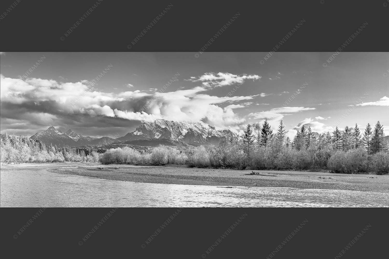 Blick über die Isar bei Wallgau zum Wettersteingebirge und den Arnspitzen - Heimliches Wahrzeichen III 2,5:1 sw -- Isar mit Arnspitzen - mehr Infos bei www.Kriner-Weiermann.de