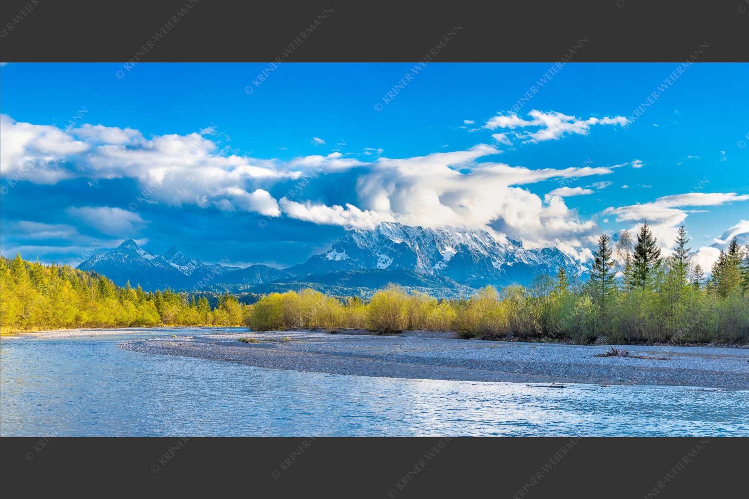 Blick über die Isar bei Wallgau zum Wettersteingebirge und den Arnspitzen - Heimliches Wahrzeichen III 2:1  -- Isar mit Arnspitzen - mehr Infos bei www.Kriner-Weiermann.de