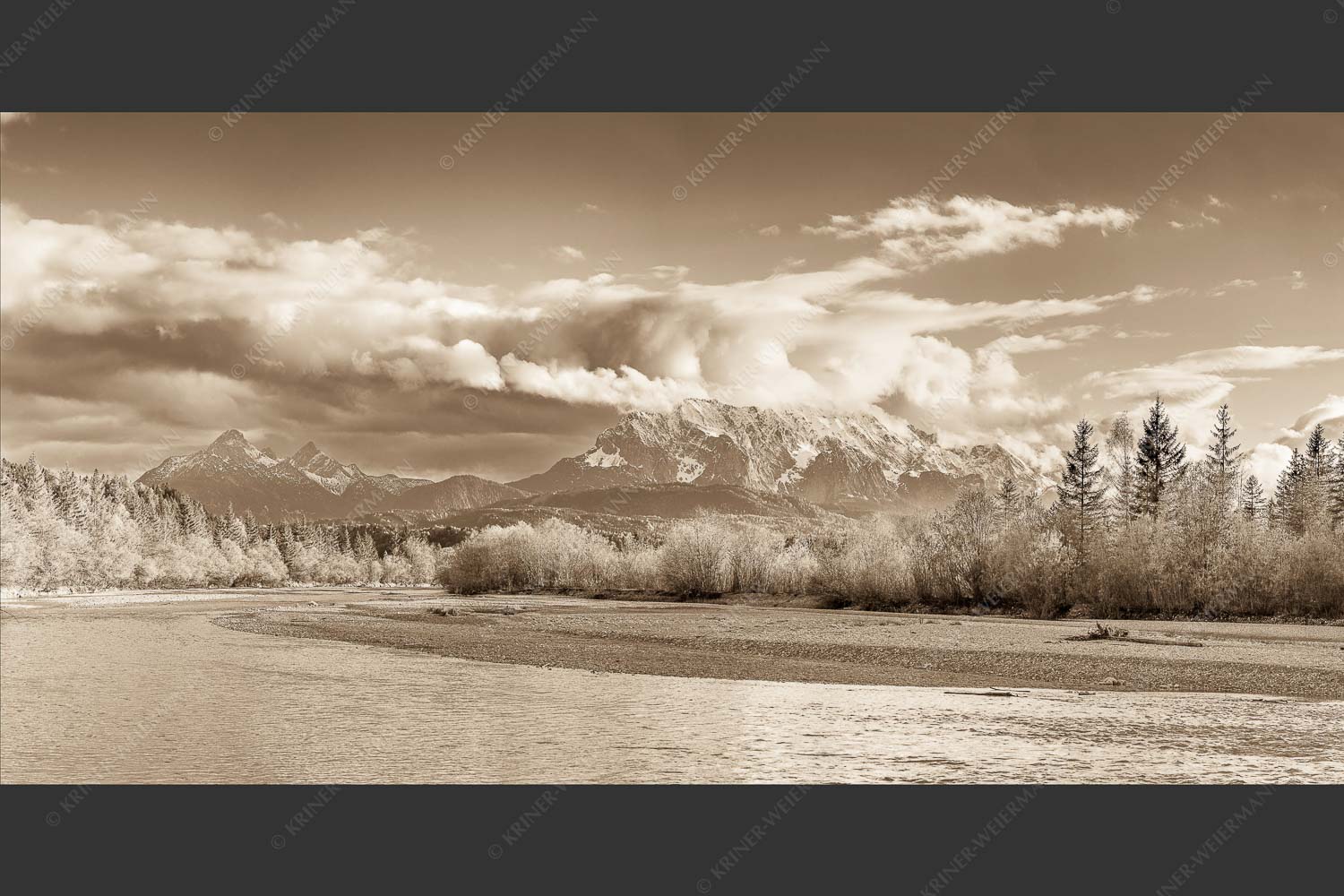 Blick über die Isar bei Wallgau zum Wettersteingebirge und den Arnspitzen - Heimliches Wahrzeichen III 2:1 sepia -- Isar mit Arnspitzen - mehr Infos bei www.Kriner-Weiermann.de