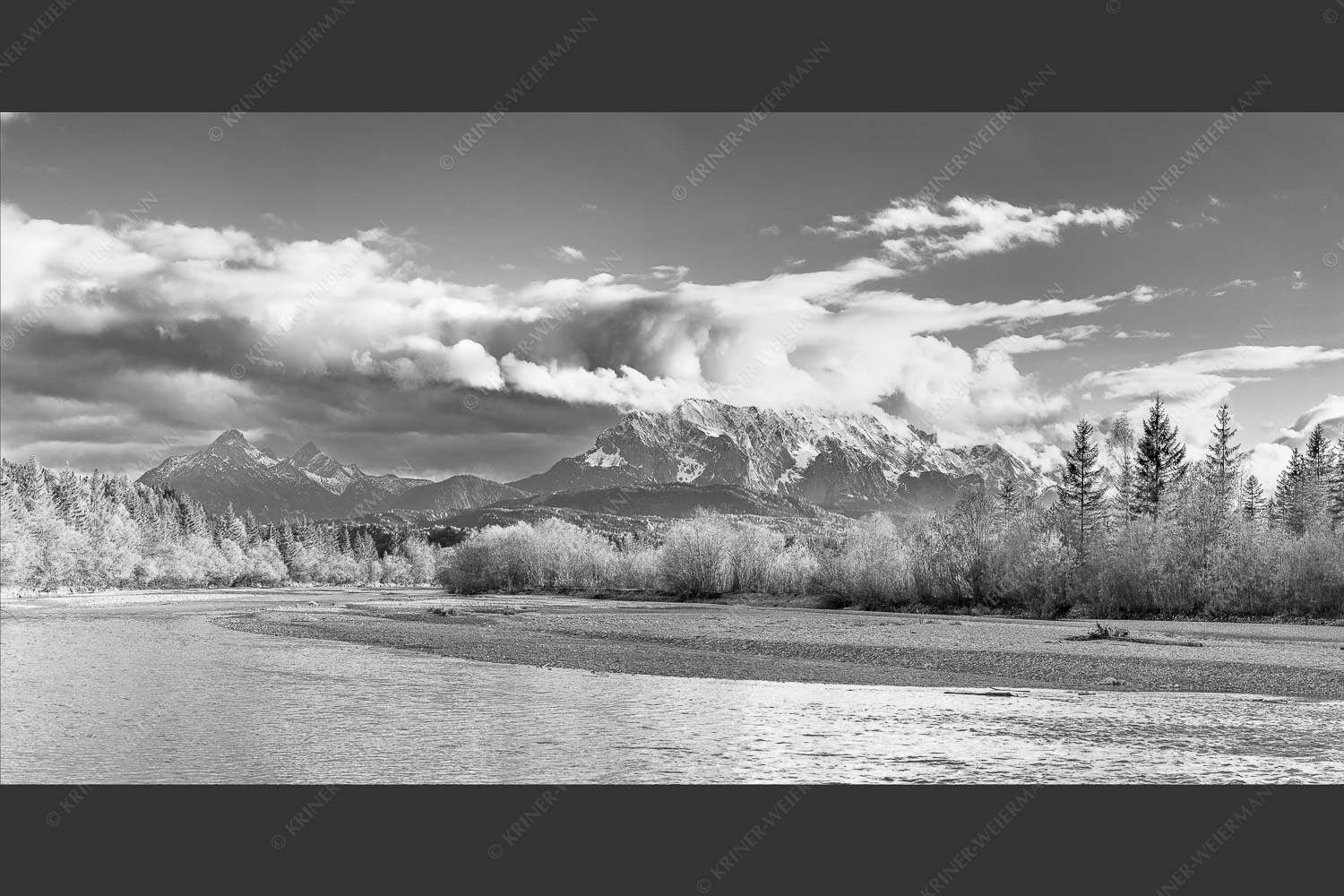 Blick über die Isar bei Wallgau zum Wettersteingebirge und den Arnspitzen - Heimliches Wahrzeichen III 2:1 sw -- Isar mit Arnspitzen - mehr Infos bei www.Kriner-Weiermann.de