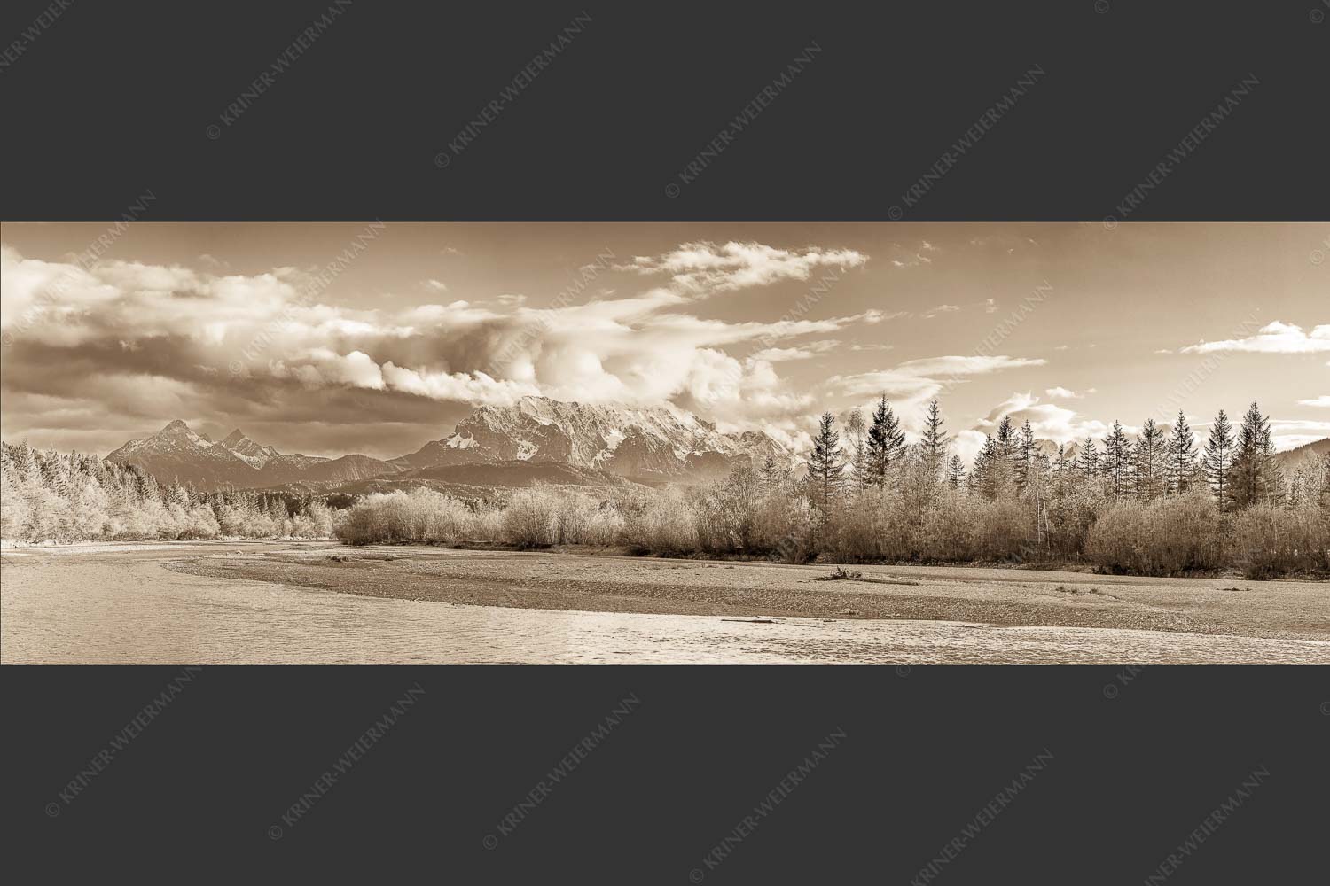 Blick über die Isar bei Wallgau zum Wettersteingebirge und den Arnspitzen - Heimliches Wahrzeichen III 3:1 sepia -- Isar mit Arnspitzen - mehr Infos bei www.Kriner-Weiermann.de