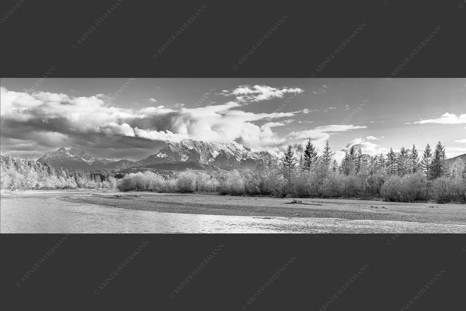 Blick über die Isar bei Wallgau zum Wettersteingebirge und den Arnspitzen - Heimliches Wahrzeichen III 3:1 sw -- Isar mit Arnspitzen - mehr Infos bei www.Kriner-Weiermann.de