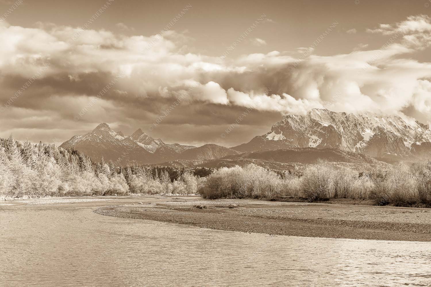Blick über die Isar bei Wallgau zum Wettersteingebirge und den Arnspitzen - Heimliches Wahrzeichen III 3:2 sepia -- Isar mit Arnspitzen - mehr Infos bei www.Kriner-Weiermann.de