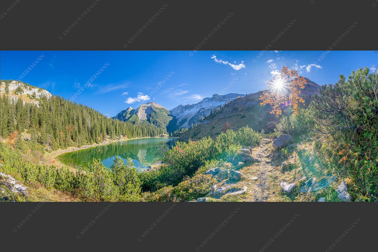 Bunt färben sich die Ebereschen im Herbst rund um den Soiernkessel - Herbst am Soiern 2,5:1  -- Soiernspitze mit Soiernsee - mehr Infos bei www.Kriner-Weiermann.de