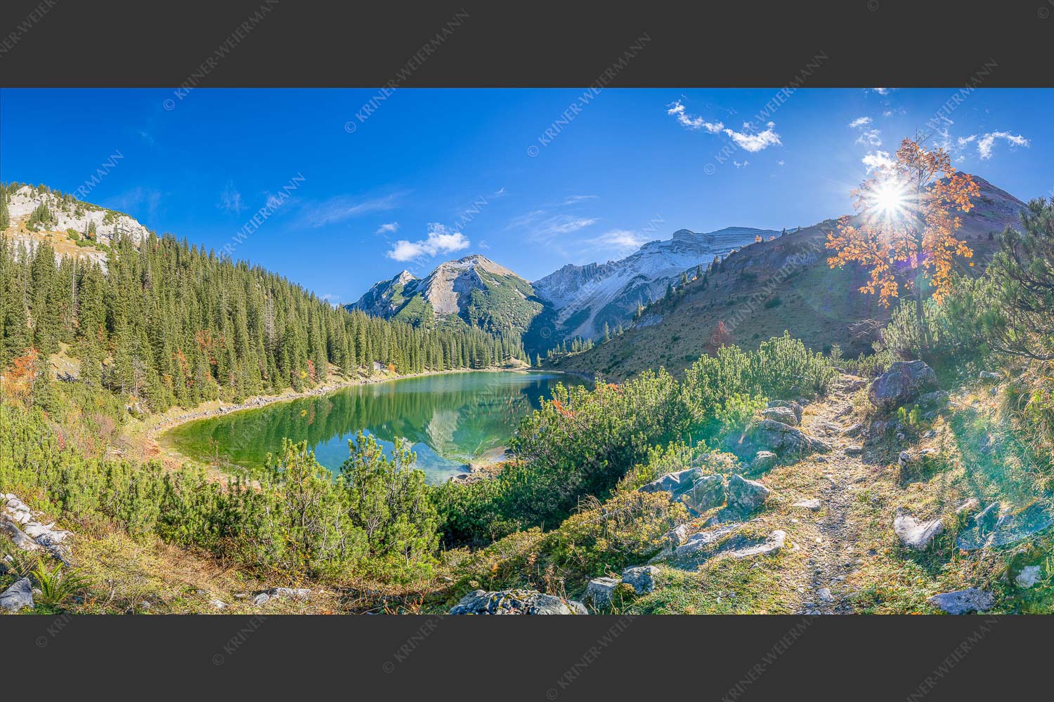 Bunt färben sich die Ebereschen im Herbst rund um den Soiernkessel - Herbst am Soiern 2:1  -- Soiernspitze mit Soiernsee - mehr Infos bei www.Kriner-Weiermann.de