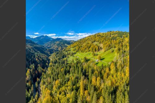 Blick über Hintergraseck zur Alpspitze und Wettersteingebirge - Herbstliches Hintergraseck 1:1  -- Alpspitze im Wetterstein - mehr Infos bei www.Kriner-Weiermann.de