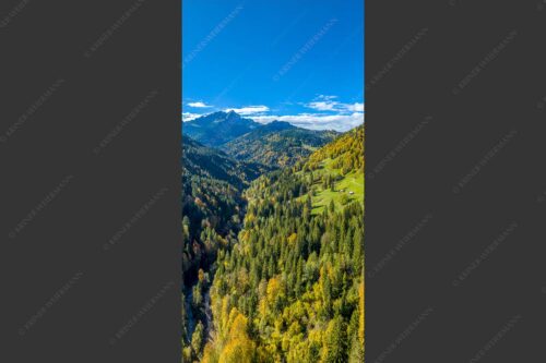 Blick über Hintergraseck zur Alpspitze und Wettersteingebirge - Herbstliches Hintergraseck 1:2  -- Alpspitze im Wetterstein - mehr Infos bei www.Kriner-Weiermann.de