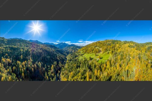 Blick über Hintergraseck zur Alpspitze und Wettersteingebirge - Herbstliches Hintergraseck 2,5:1  -- Alpspitze im Wetterstein - mehr Infos bei www.Kriner-Weiermann.de