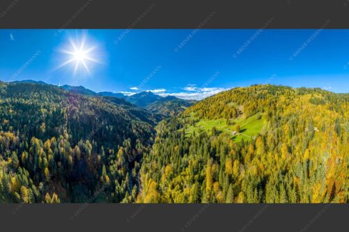 Blick über Hintergraseck zur Alpspitze und Wettersteingebirge - Herbstliches Hintergraseck 2:1  -- Alpspitze im Wetterstein - mehr Infos bei www.Kriner-Weiermann.de
