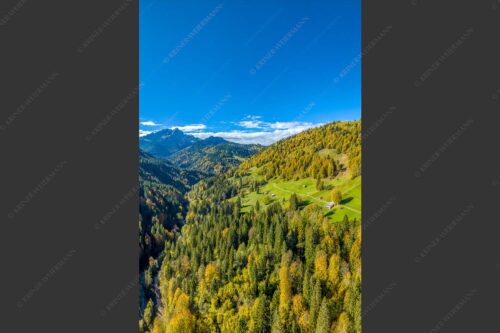 Blick über Hintergraseck zur Alpspitze und Wettersteingebirge - Herbstliches Hintergraseck 2:3  -- Alpspitze im Wetterstein - mehr Infos bei www.Kriner-Weiermann.de