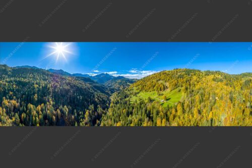 Blick über Hintergraseck zur Alpspitze und Wettersteingebirge - Herbstliches Hintergraseck 3:1  -- Alpspitze im Wetterstein - mehr Infos bei www.Kriner-Weiermann.de