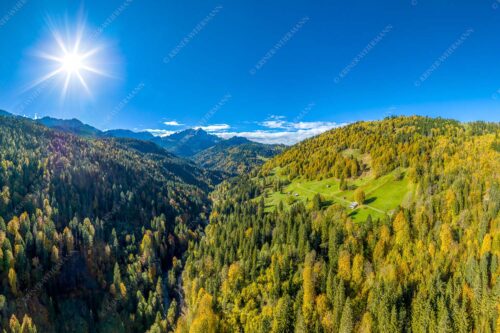Blick über Hintergraseck zur Alpspitze und Wettersteingebirge - Herbstliches Hintergraseck 3:2  -- Alpspitze im Wetterstein - mehr Infos bei www.Kriner-Weiermann.de