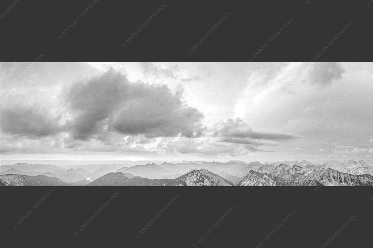 Blick vom Schafreiter in den Sonnenaufgang im Karwendel - Himmlischer Morgen 3:1 sw -- Schafreiter - mehr Infos bei www.Kriner-Weiermann.de