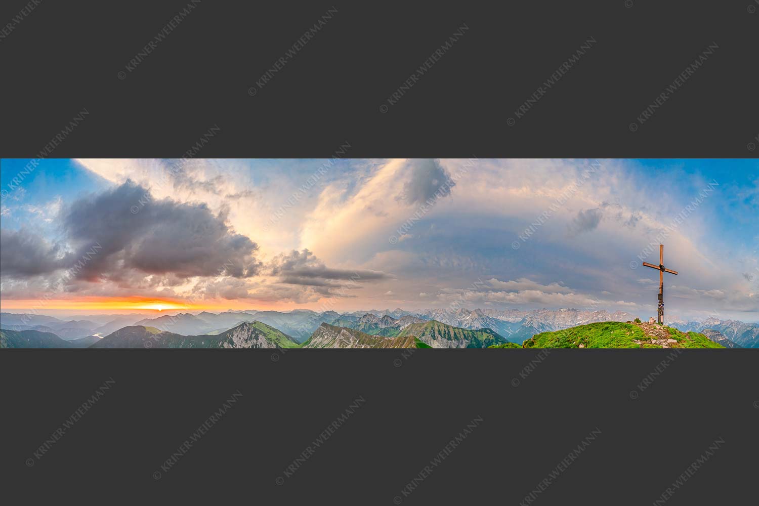 Blick vom Schafreiter in den Sonnenaufgang im Karwendel - Himmlischer Morgen 4:1  -- Schafreiter - mehr Infos bei www.Kriner-Weiermann.de