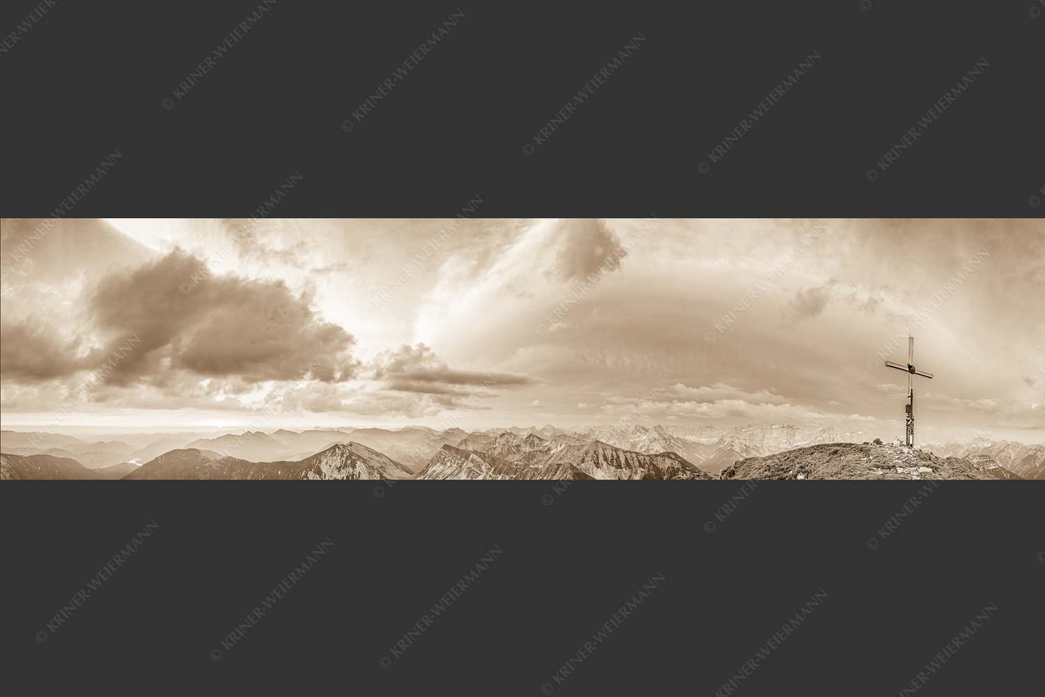 Blick vom Schafreiter in den Sonnenaufgang im Karwendel - Himmlischer Morgen 4:1 sepia -- Schafreiter - mehr Infos bei www.Kriner-Weiermann.de