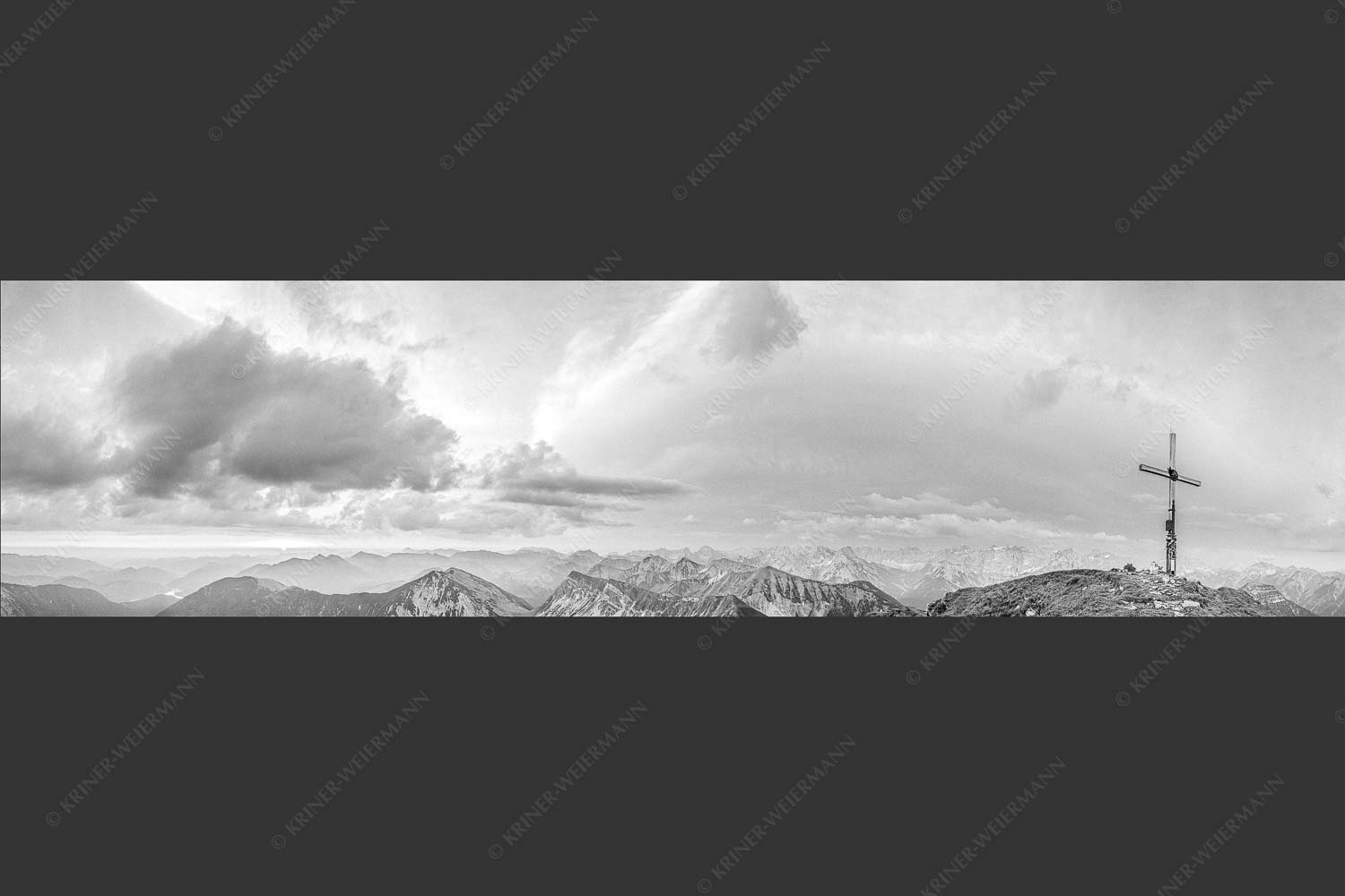 Blick vom Schafreiter in den Sonnenaufgang im Karwendel - Himmlischer Morgen 4:1 sw -- Schafreiter - mehr Infos bei www.Kriner-Weiermann.de