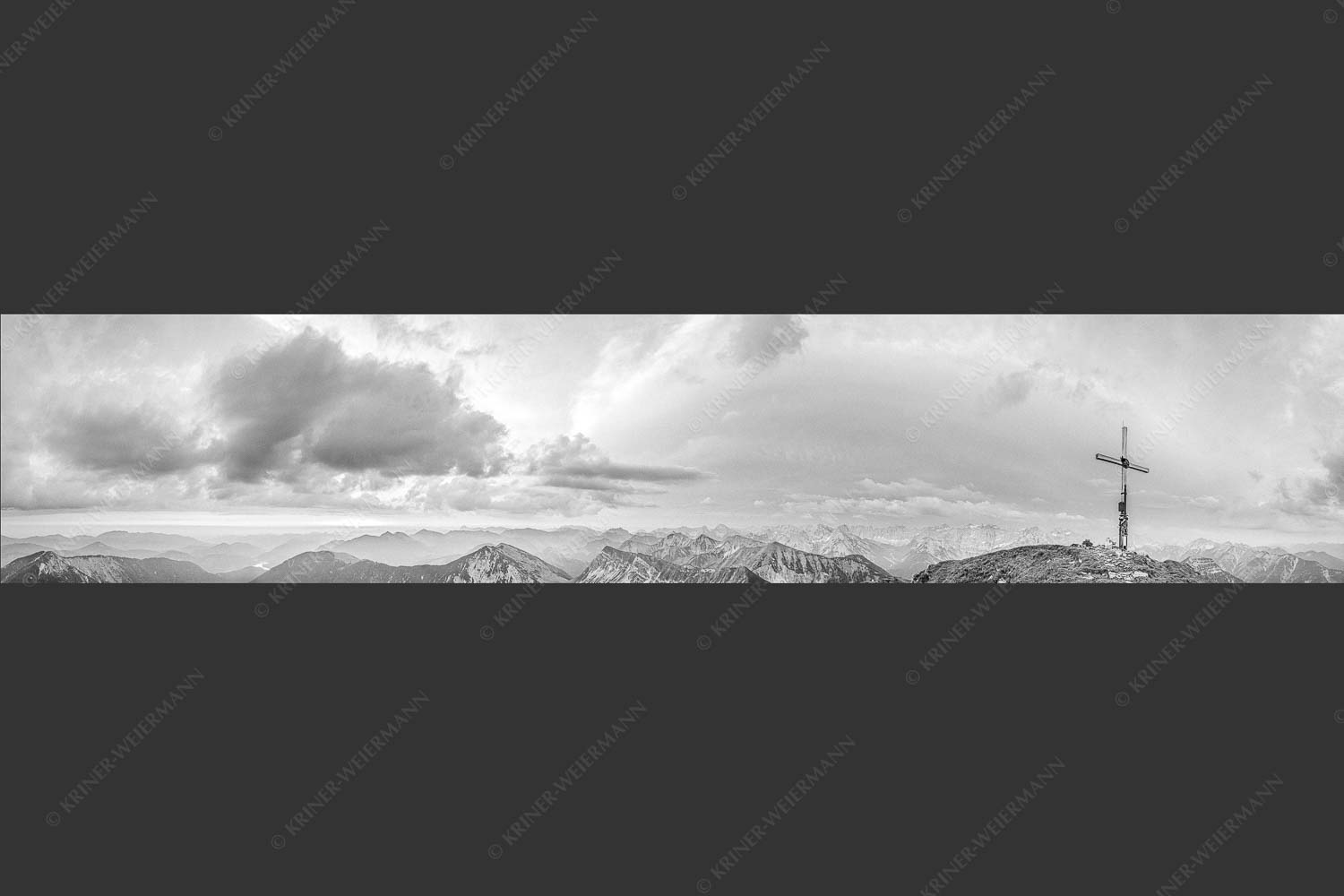 Blick vom Schafreiter in den Sonnenaufgang im Karwendel - Himmlischer Morgen 5:1 sw -- Schafreiter - mehr Infos bei www.Kriner-Weiermann.de