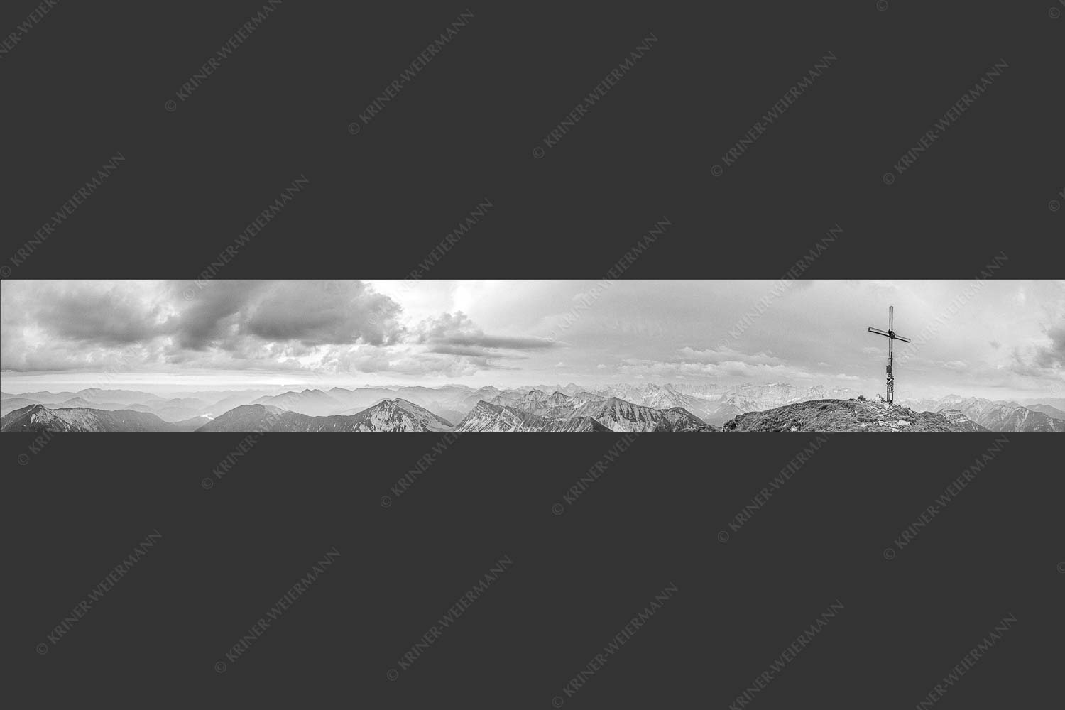 Blick vom Schafreiter in den Sonnenaufgang im Karwendel - Himmlischer Morgen 7:1 sw -- Schafreiter - mehr Infos bei www.Kriner-Weiermann.de