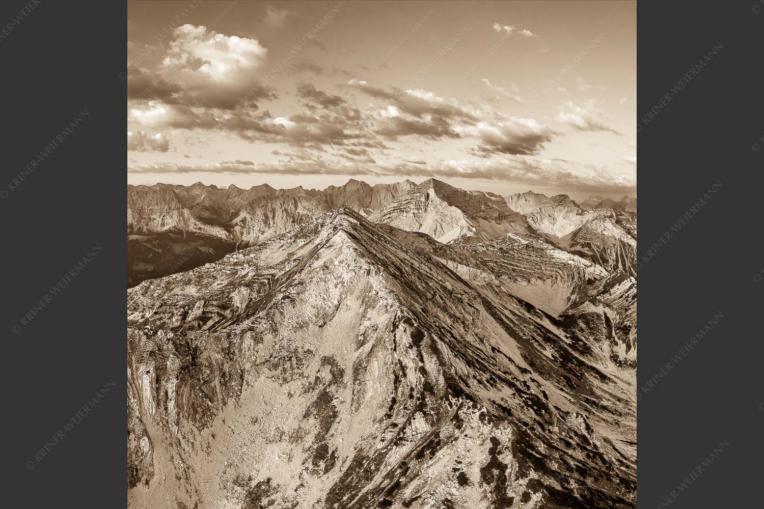 Blick über Krapfenkarspitze zur Soiernspitze im Soierngebirge - Hinterm Krapfenkar 1:1 sepia -- Soiernspitze und Karwendel - mehr Infos bei www.Kriner-Weiermann.de
