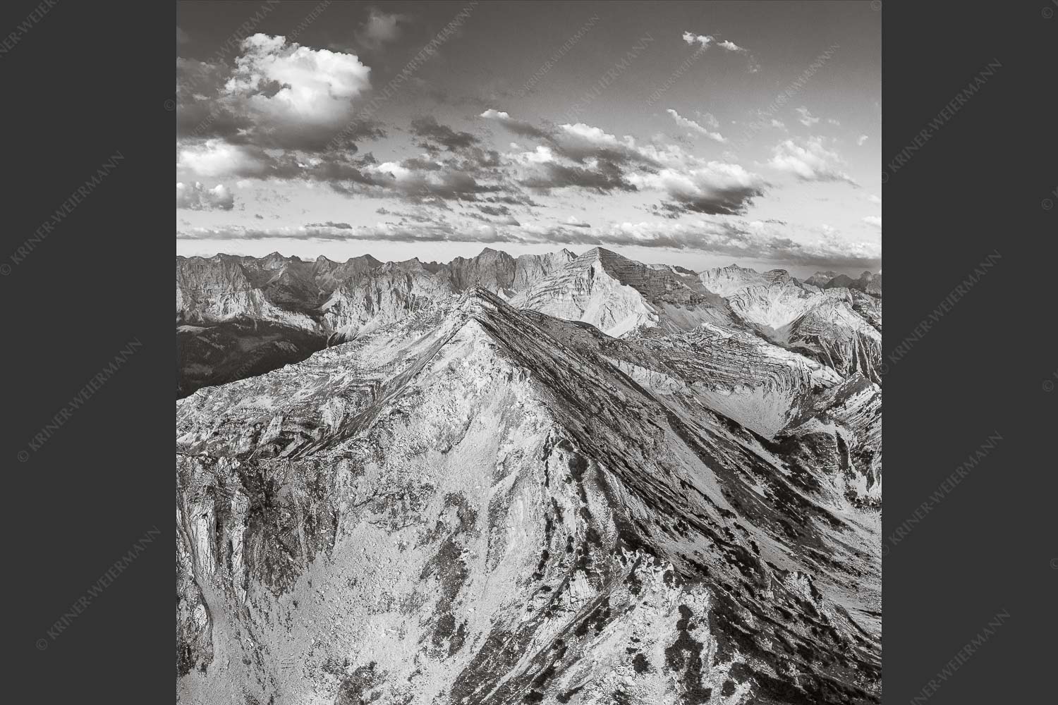 Blick über Krapfenkarspitze zur Soiernspitze im Soierngebirge - Hinterm Krapfenkar 1:1 sw -- Soiernspitze und Karwendel - mehr Infos bei www.Kriner-Weiermann.de