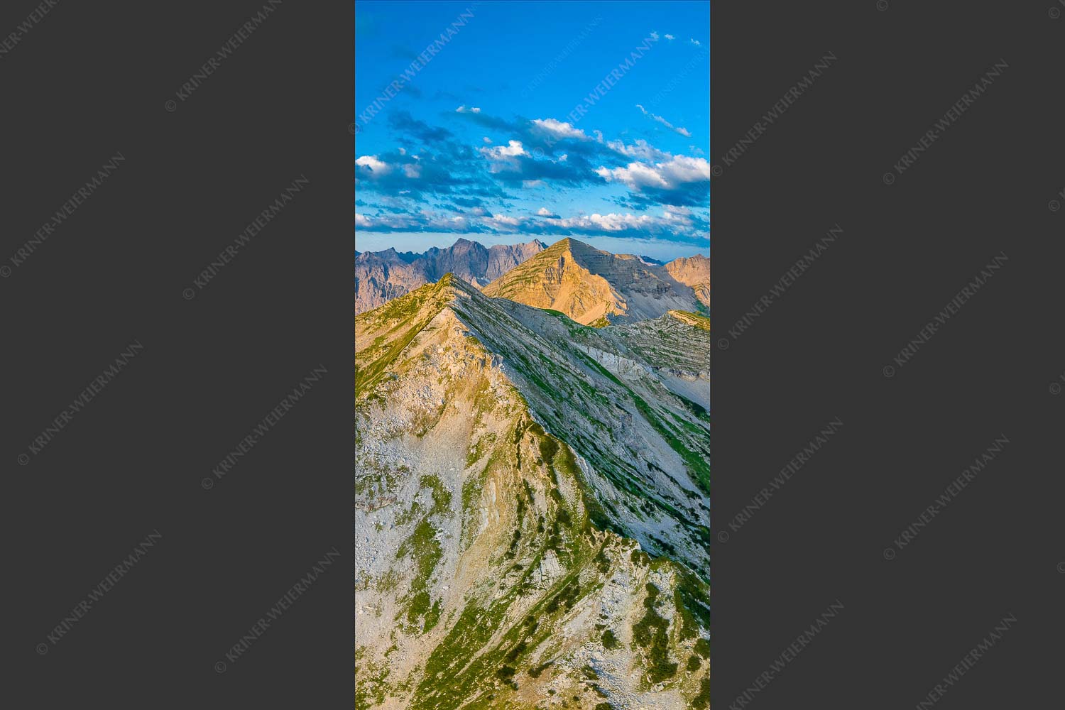 Blick über Krapfenkarspitze zur Soiernspitze im Soierngebirge - Hinterm Krapfenkar 1:2  -- Soiernspitze und Karwendel - mehr Infos bei www.Kriner-Weiermann.de