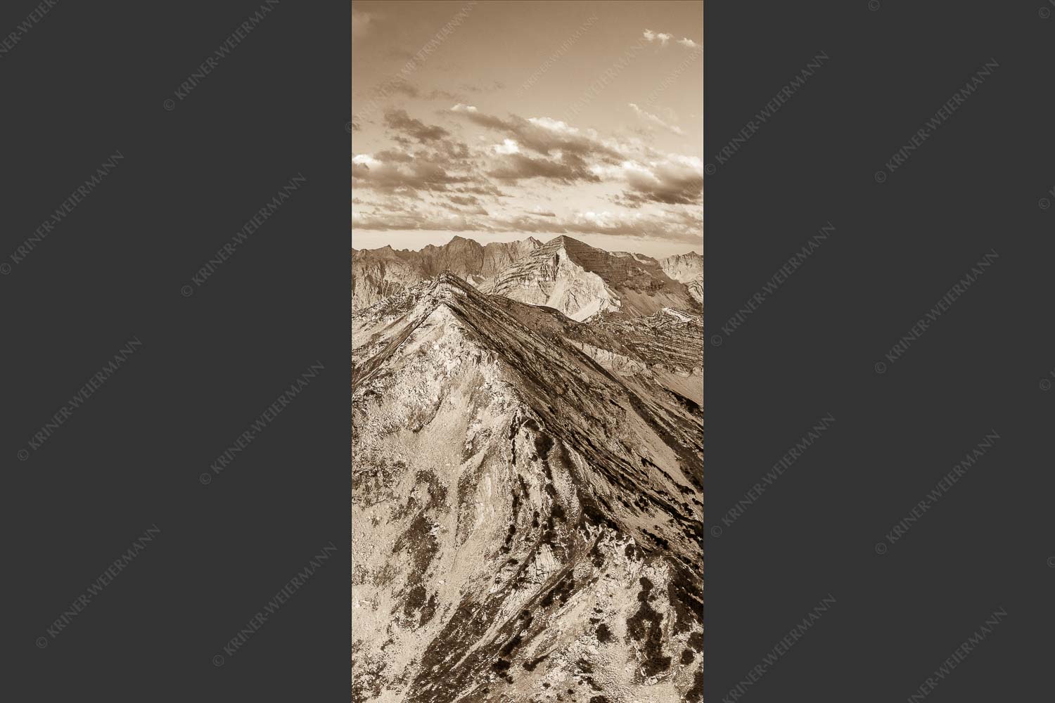 Blick über Krapfenkarspitze zur Soiernspitze im Soierngebirge - Hinterm Krapfenkar 1:2 sepia -- Soiernspitze und Karwendel - mehr Infos bei www.Kriner-Weiermann.de
