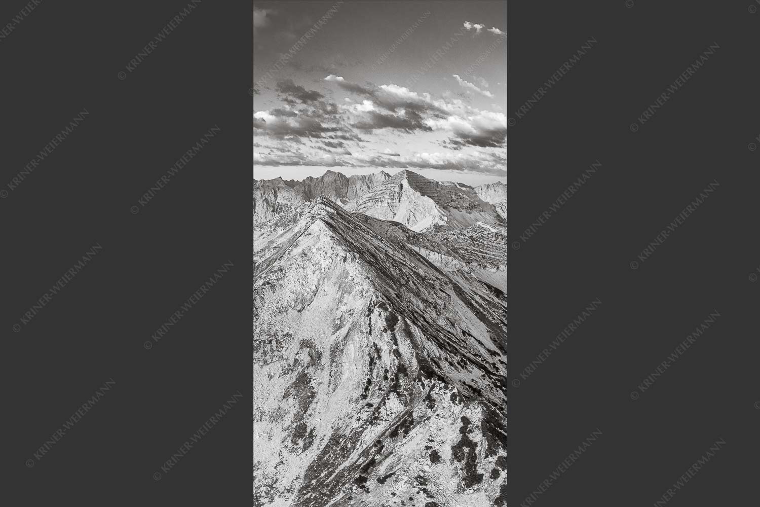 Blick über Krapfenkarspitze zur Soiernspitze im Soierngebirge - Hinterm Krapfenkar 1:2 sw -- Soiernspitze und Karwendel - mehr Infos bei www.Kriner-Weiermann.de