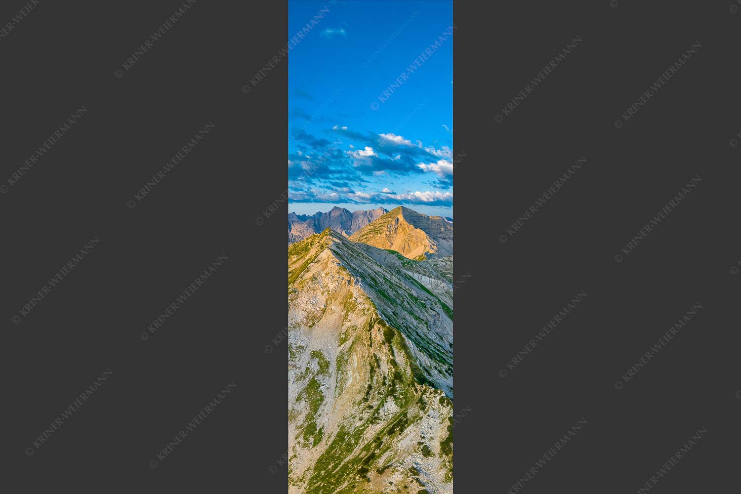Blick über Krapfenkarspitze zur Soiernspitze im Soierngebirge - Hinterm Krapfenkar 1:3  -- Soiernspitze und Karwendel - mehr Infos bei www.Kriner-Weiermann.de