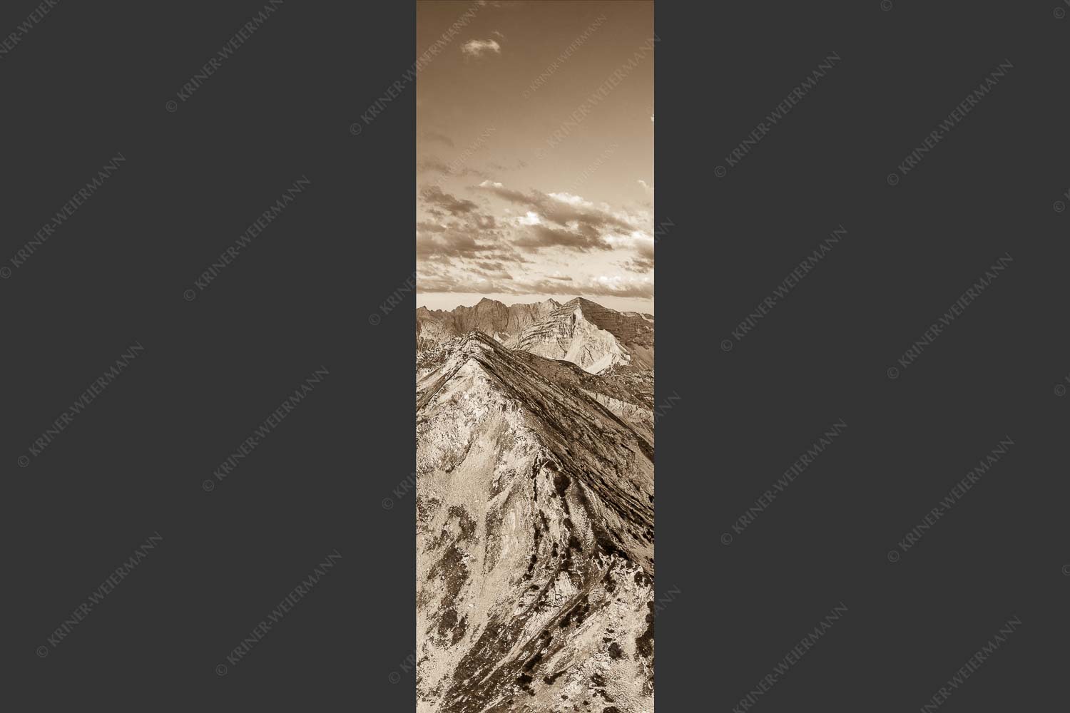 Blick über Krapfenkarspitze zur Soiernspitze im Soierngebirge - Hinterm Krapfenkar 1:3 sepia -- Soiernspitze und Karwendel - mehr Infos bei www.Kriner-Weiermann.de