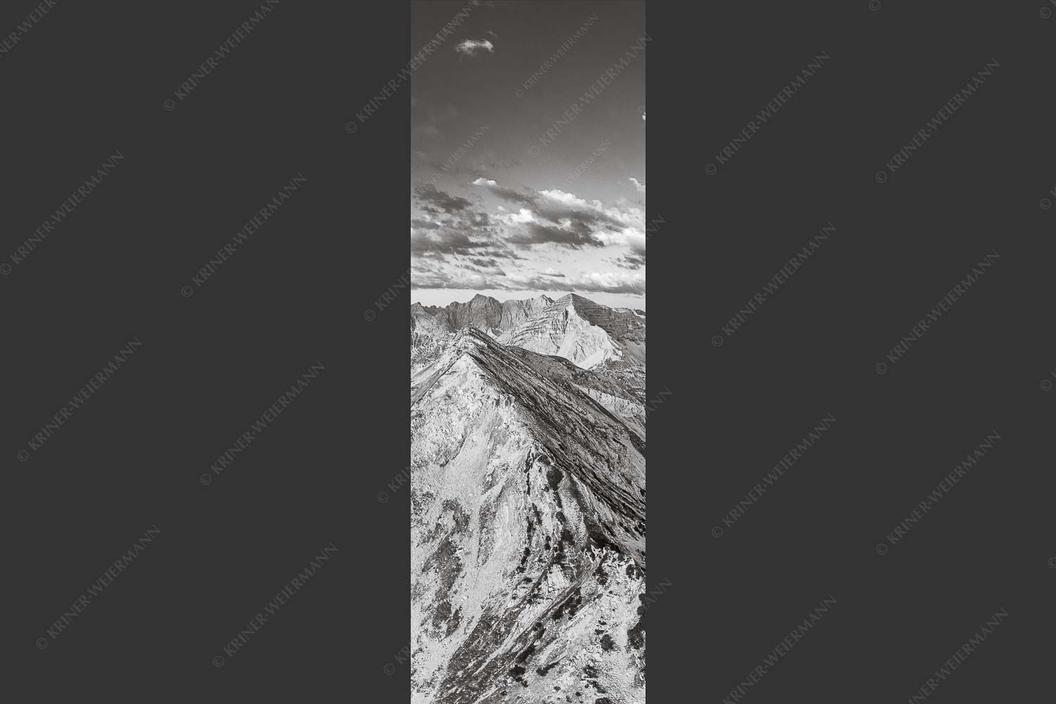 Blick über Krapfenkarspitze zur Soiernspitze im Soierngebirge - Hinterm Krapfenkar 1:3 sw -- Soiernspitze und Karwendel - mehr Infos bei www.Kriner-Weiermann.de