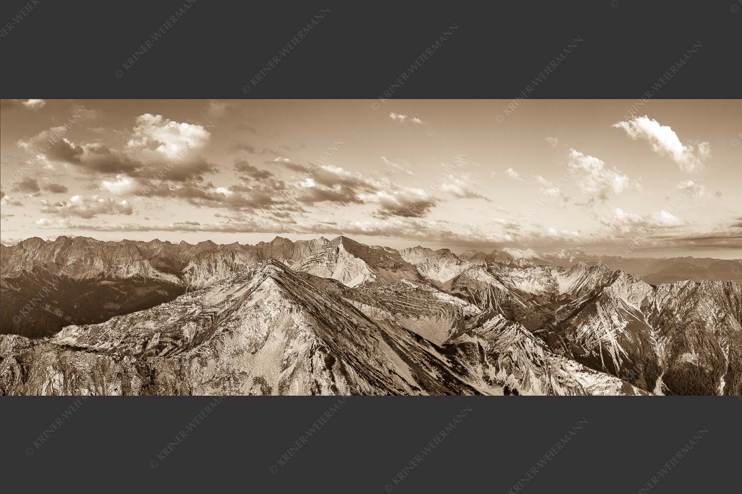 Blick über Krapfenkarspitze zur Soiernspitze im Soierngebirge - Hinterm Krapfenkar 2,5:1 sepia -- Soiernspitze und Karwendel - mehr Infos bei www.Kriner-Weiermann.de
