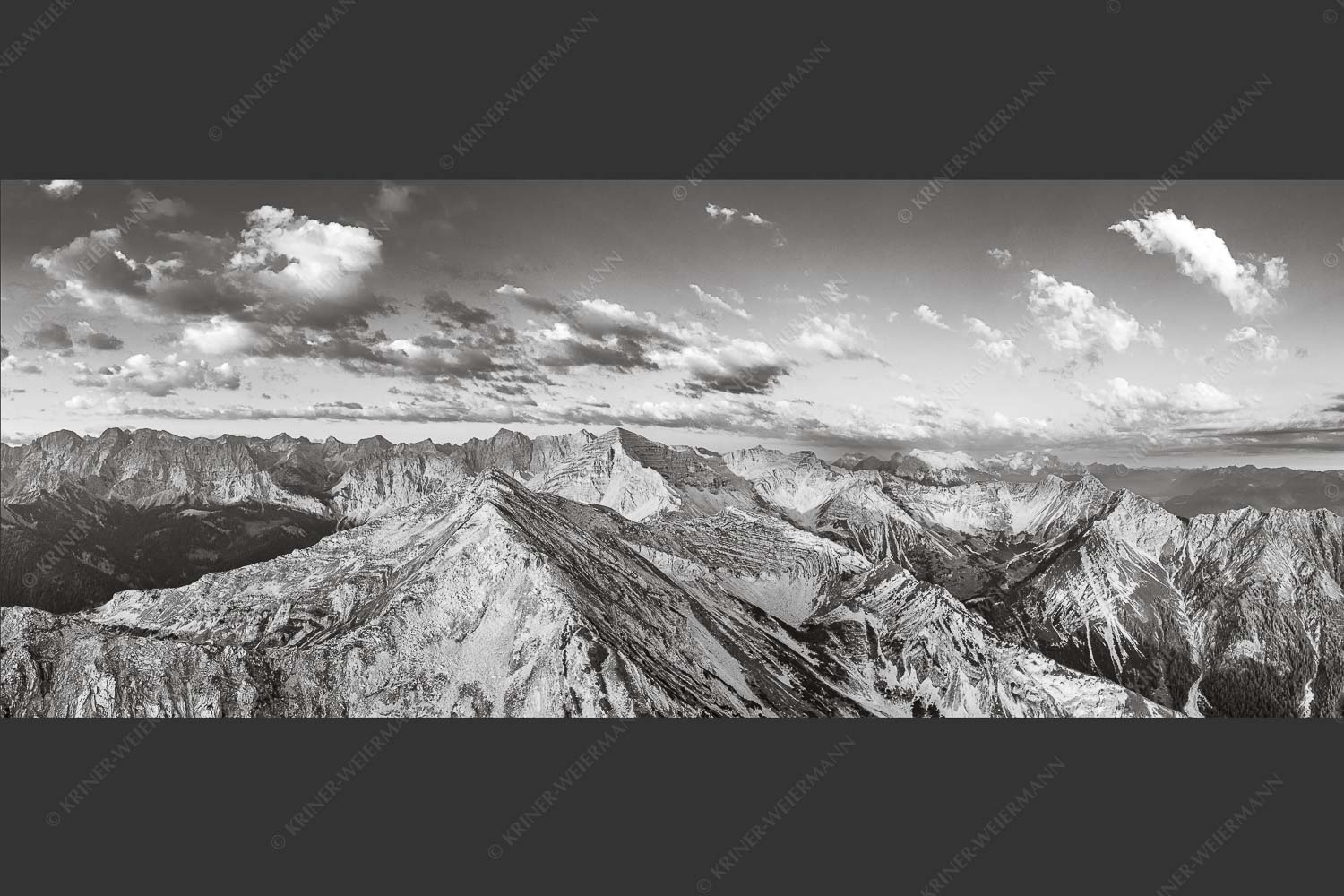 Blick über Krapfenkarspitze zur Soiernspitze im Soierngebirge - Hinterm Krapfenkar 2,5:1 sw -- Soiernspitze und Karwendel - mehr Infos bei www.Kriner-Weiermann.de